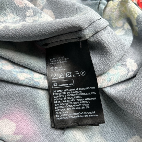 ✨3 for $18✨ H&M Black and Pink Floral Faux Wrap Blouse - Picture 4 of 7